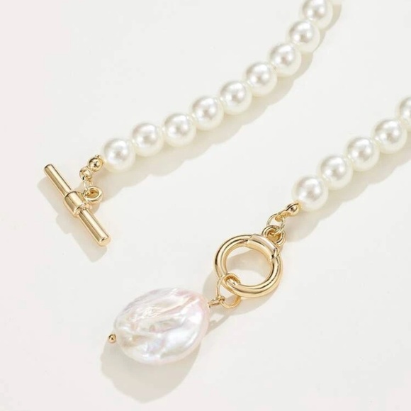 Trendy Pearl Necklace - Picture 3 of 5